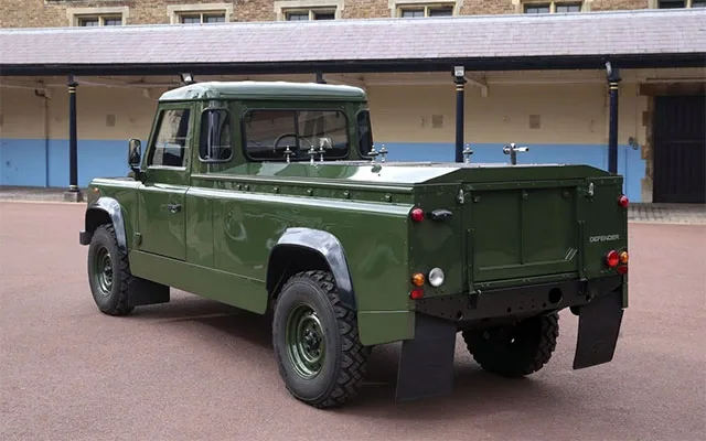 Land-Rover-Defender-130-2.jpg