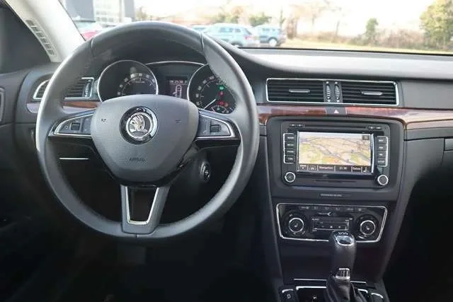 Skoda-Superb-2014-3.jpg