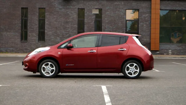 nissan-leaf-jdm-2012.jpg