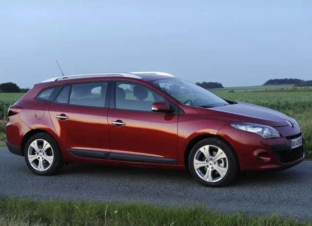 Renault-Megane_Estate-2010-1600-06.jpg