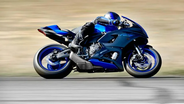 2022-Yamaha-YZF-R7-europe-08.jpg