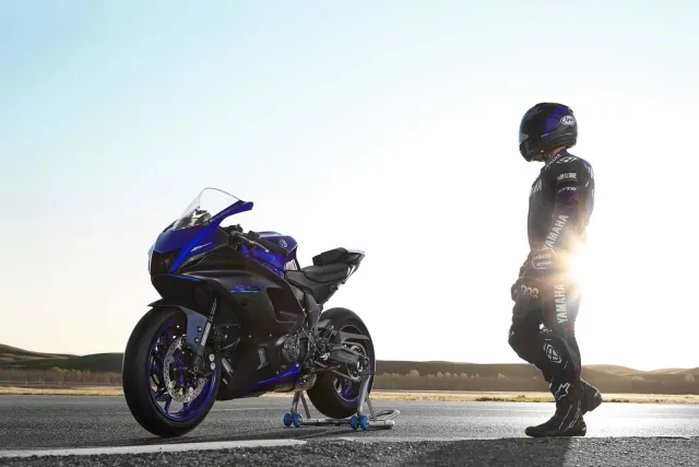 2022-Yamaha-YZF-R7-04.jpg