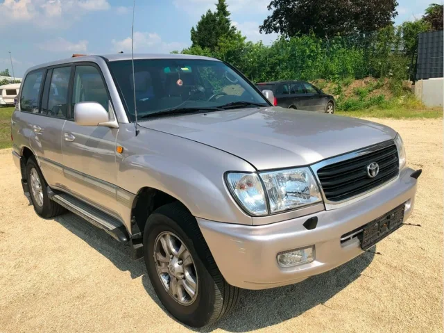 Toyota Land Cruiser 100 with a million km mileage