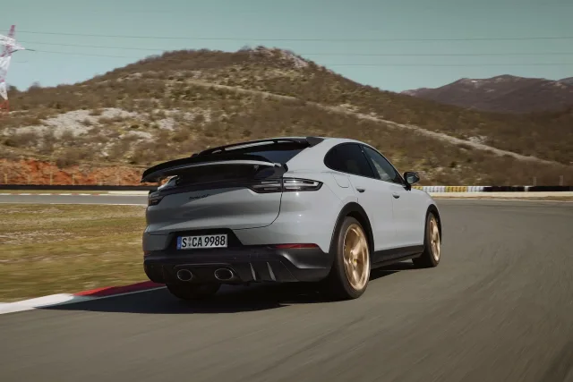 2022-Porsche-Cayenne-Turbo-GT-19.jpg