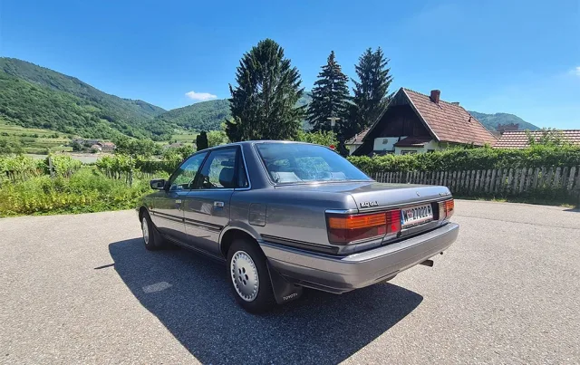 Toyota Camry 1990 года выпуска