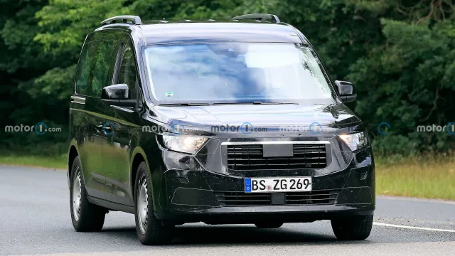 new_ford_tourneo_connect_first_spy_photo_front_three_quarters.jpg