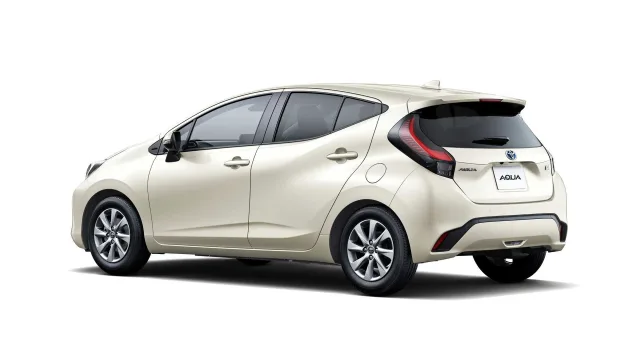 2022-toyota-aqua-jdm3.jpg