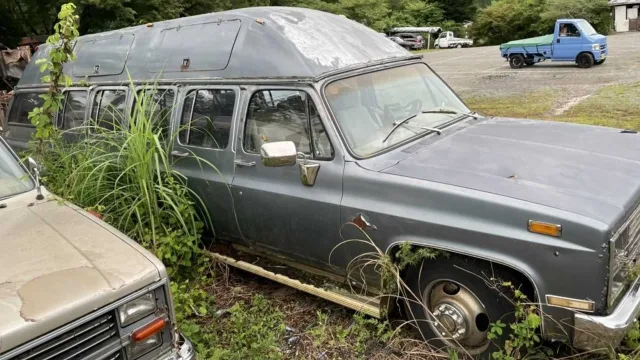 10_door_chevrolet_suburban_limousine_for_sale_in_japan_side_front.jpg