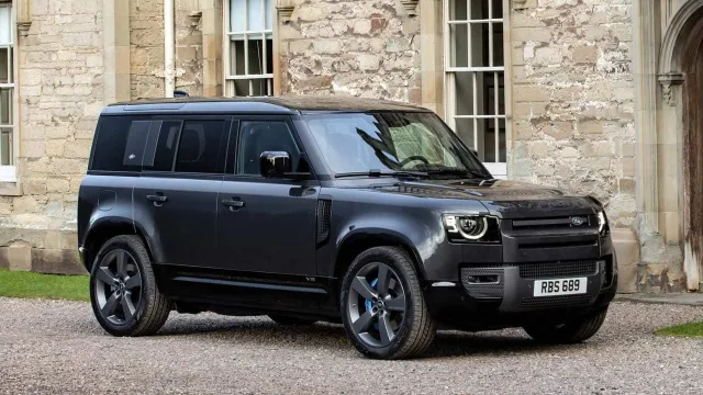 2021-Land-Rover-Defender-V8-110-3.jpg