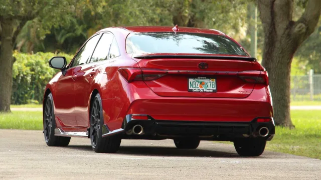 Toyota прекращает производство седана Avalon