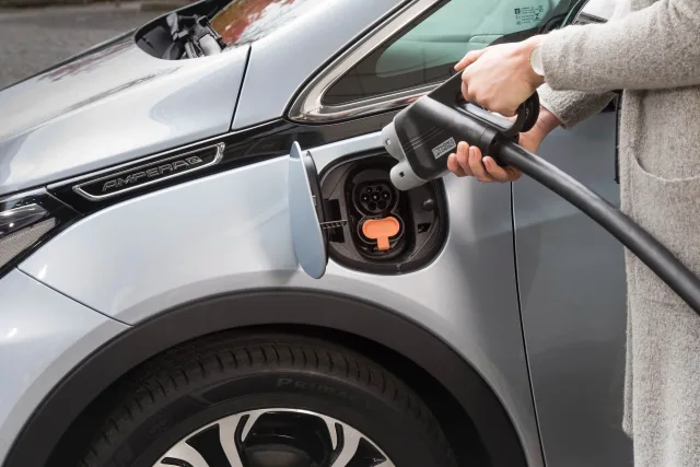 opel-ampera-e-charge.jpg