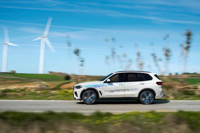 bmw-iX5-Hydrogen-16-scaled.jpg
