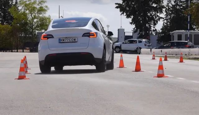 Лосиный тест Tesla Model Y
