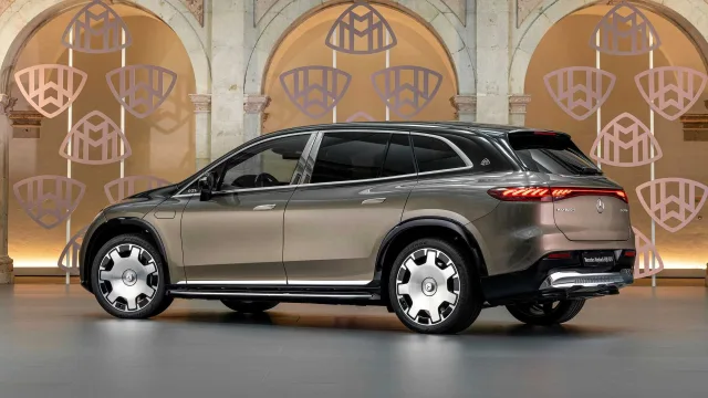 mercedes-maybach-predstavil-svoj-pervyj-elektromobil-krossover-eqs-680-14.jpg
