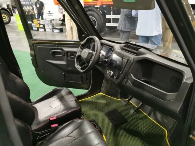 luaz%20inside.jpg