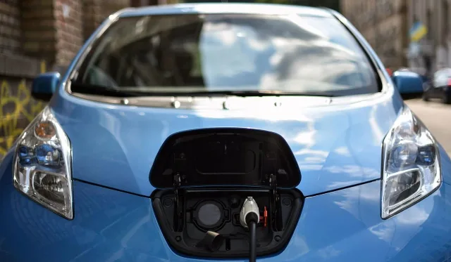 nissan-lead-charging.jpg