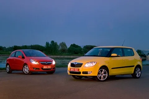 Любой ценой. Skoda Fabia сражается с двумя Opel Corsa