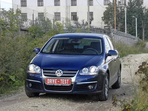 Вынужденная замена. Volkswagen Jetta пытается вылезти за рамки гольф-класса