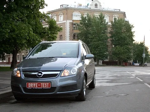 Цікаве кіно. Як живеться одному в семимісному автомобілі