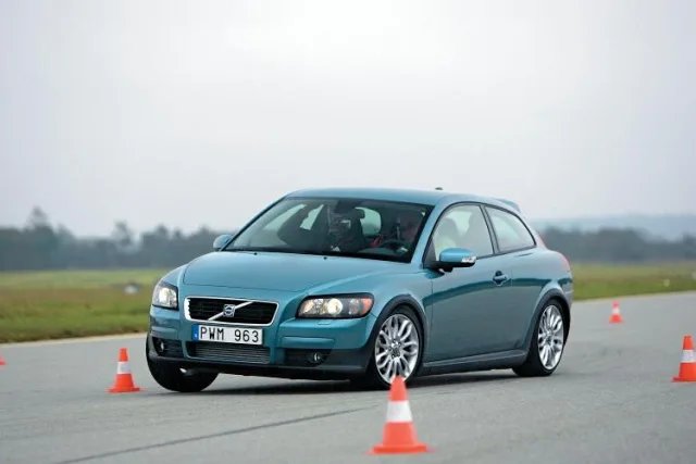 Вид ззаду. Volvo C30 T5