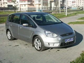 Ford S-MAX: Семейная жизнь в движении