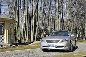 Lexus LS460: Japanese Luxury