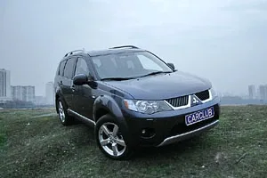 Mitsubishi Outlander XL: Паркетный проходимец