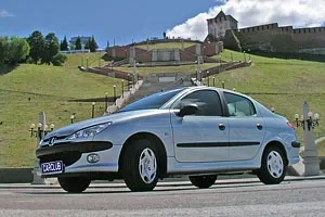 Peugeot 206 Sedan: Львенок с амбициями седана