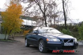 Volvo S60 Platinum. An athlete in a tuxedo.