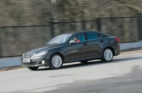 Lexus IS250. От $ 45 367 (362 934 грн)