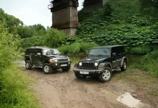 Jeep Wrangler і Hummer H3.