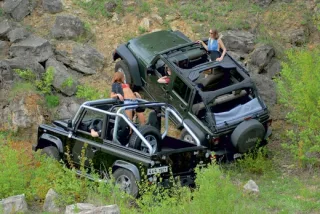 Land Rover Defender 90 SVX проти Jeep Wrangler Rubicon