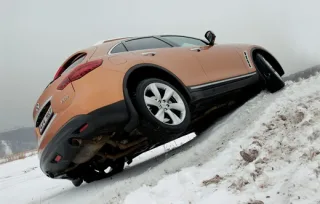 400 'horses' Infiniti FX50 in Moscow traffic jams