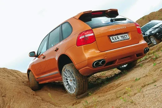 BMW X5 desperately fights against Porsche Cayenne GTS