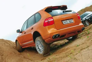 BMW X5 desperately fights against Porsche Cayenne GTS