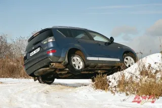 Mitsubishi Outlander XL with a 2.4 L engine.