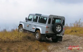 У нового Land Rover Defender горб на капоті