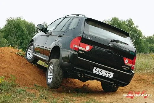 Shuanghuan S-Ceo – схожий на BMW X5 та на Toyota Prado зовні