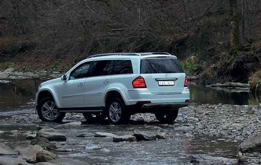 Mercedes-Benz GL підтягнули обличчя та зад