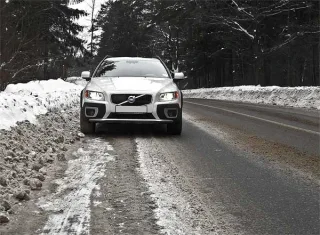 Volvo XC70: Swedish mobile phone on wheels.