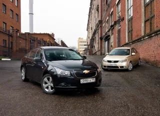 Kia Cerato и Chevrolet Cruze.