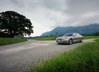 Audi A8 L W12.