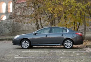 Confusion about the scale. Trying to understand who the Renault Latitude was created for