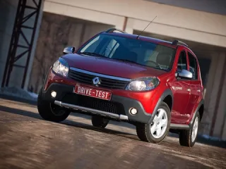 Wider step. Looking at the Renault Sandero hatchback from the height of the Sandero Stepway