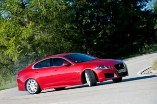 Без окулярів. Дивимось у примружені очі оновленого седана Jaguar XF