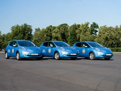 Прошу посадки. Пілотуємо електрокар Nissan Leaf в Лужниках