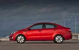 В один карман. Проверяем, как седан Kia Rio усвоил уроки Соляриса