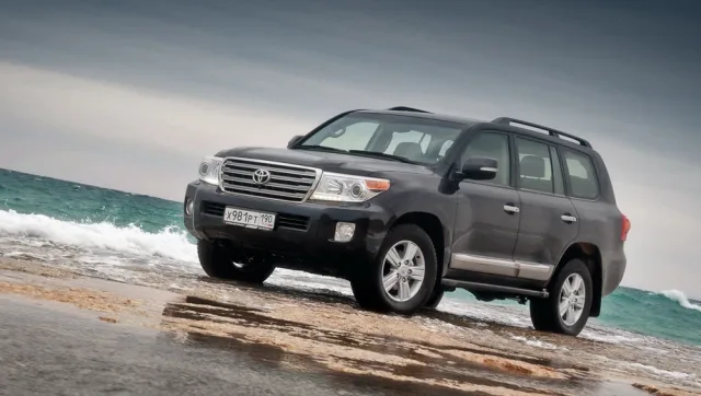 Покрываем пылью обновлённый внедорожник Toyota Land Cruiser 200