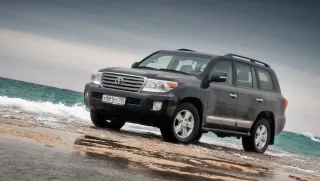 Вкриваємо пилом оновлений позашляховик Toyota Land Cruiser 200