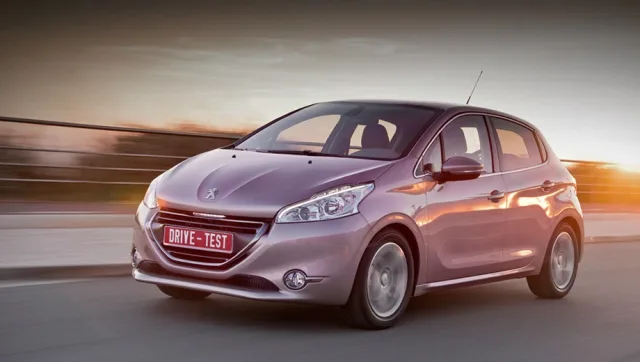 Радуемся вместе с родителями появлению малыша Peugeot 208